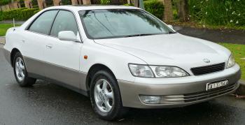 1996-1999_Lexus_ES_300_(MCV20R)_LXS_sedan_(2011-10-25)_01.jpg